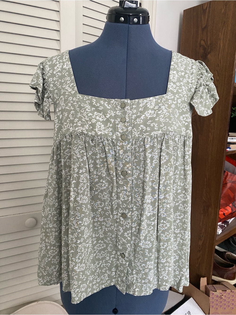 CeCe Sage Green Floral Square Neck Button-Front Top